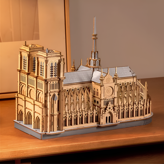 Maqueta 3D de la Catedral de Notre Dame expuesta en interior; decoración arquitectónica y pieza de conversación.