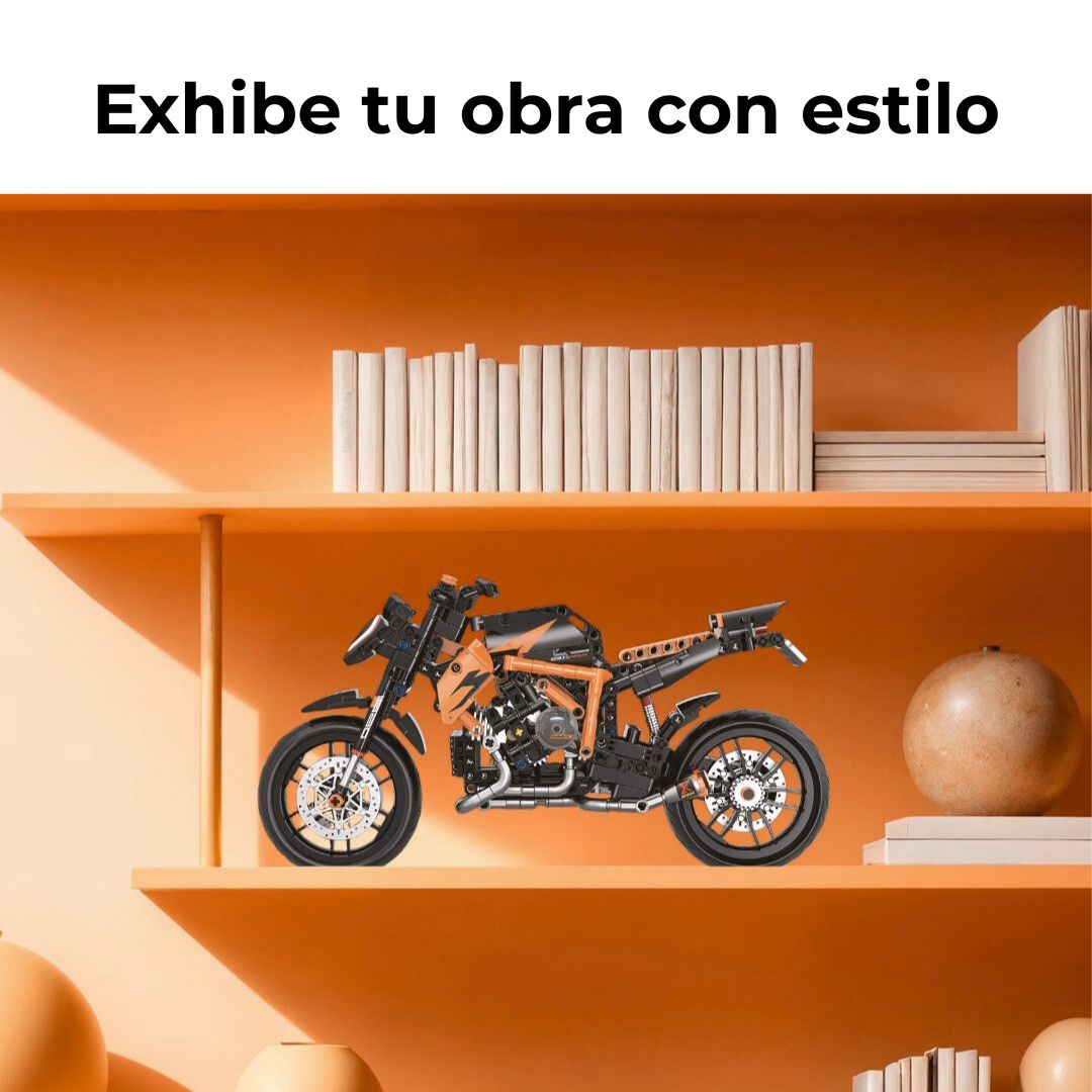 Moto montada tipo Technic exhibida en una estantería – ideal como pieza de decoración en interiores, vitrinas o escritorios.