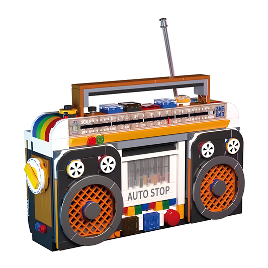 Radio retro construida con mini bloques, vista frontal sobre fondo blanco
