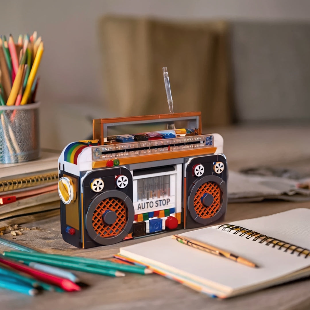 Modelo de radio armado con bloques de construcción, colocado sobre un escritorio de madera con luz suave y fondo difuminado, estilo retro
