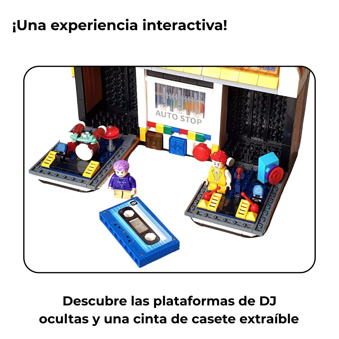 Frente abierto del modelo de radio con plataformas de DJ y cinta de casete extraíble visibles.