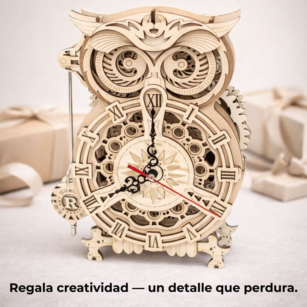 Reloj búho rodeado de cajas de regalo; idea de regalo creativo para amantes del DIY, modelos de madera y decoración artesanal