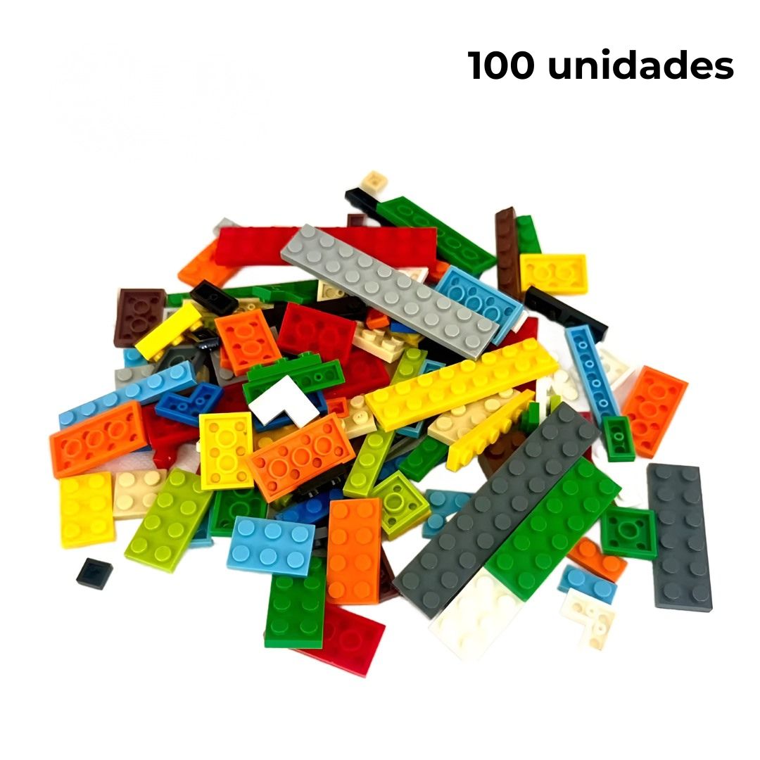 Bloques de construcción multicolores compatibles con LEGO sobre fondo blanco
