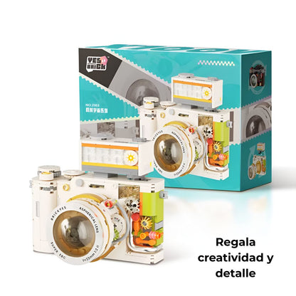 Cámara montada en primer plano con embalaje al fondo; idea de regalo original para aficionados a la construcción y la foto.