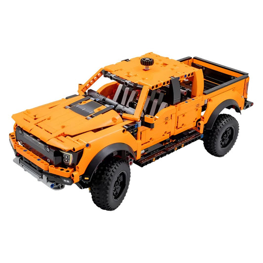 Coche off‑road de 1379 piezas compatible con Technic sobre fondo blanco