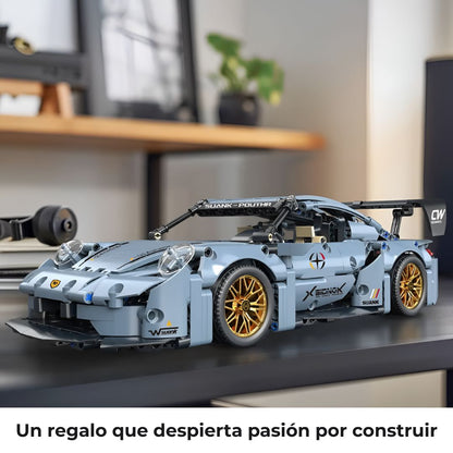 Coche deportivo de bloques de construcción sobre mesa; regalo ideal para aficionados al modelismo y montaje