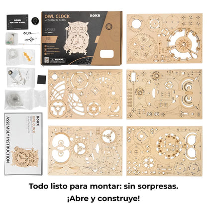 Contenido del kit reloj búho en mesa: tableros cortados, piezas y manual listos para montar; kit madera 3D regalo creativo