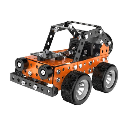 Kit de construcción metálico 3D de coche todoterreno naranja sobre fondo blanco, modelo STEM compacto y decorativo.