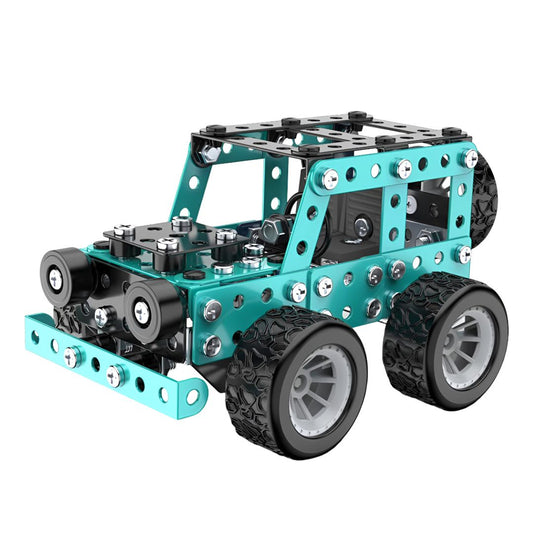 Kit de construcción metálico 3D tipo jeep todoterreno sobre fondo blanco, modelo STEM azul de ingeniería y montaje preciso.