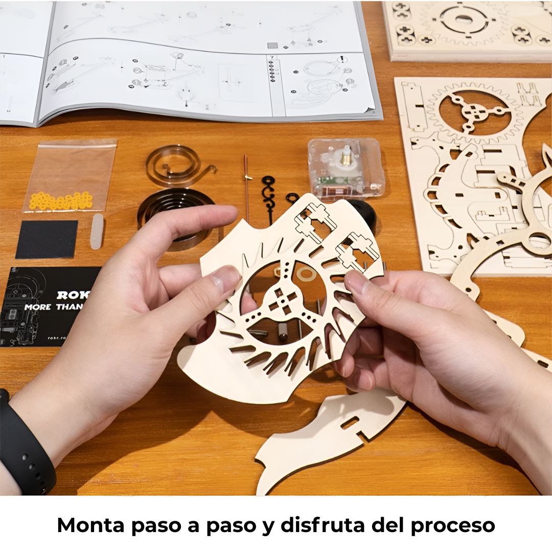 Manos montando kit reloj búho con piezas sueltas; montaje paso a paso, experiencia DIY y rompecabezas madera para hobby