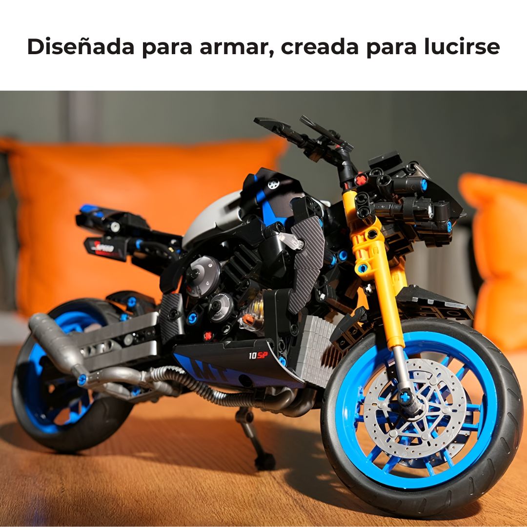 Moto de bloques a escala 1:8 exhibida en interior moderno, ideal como pieza decorativa para estantes, vitrinas o escritorios.