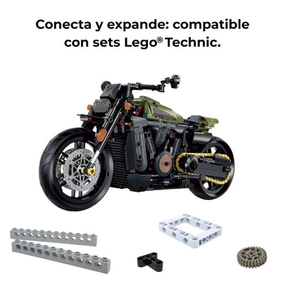 Moto Technic montada con piezas Technic sueltas alrededor; compatible con LEGO Technic para ampliar y personalizar.