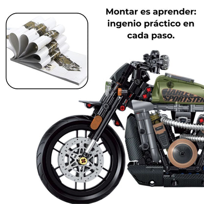 Zoom frontal de la moto con el manual de montaje visible; destaca piezas y guía paso a paso para el ensamblaje.