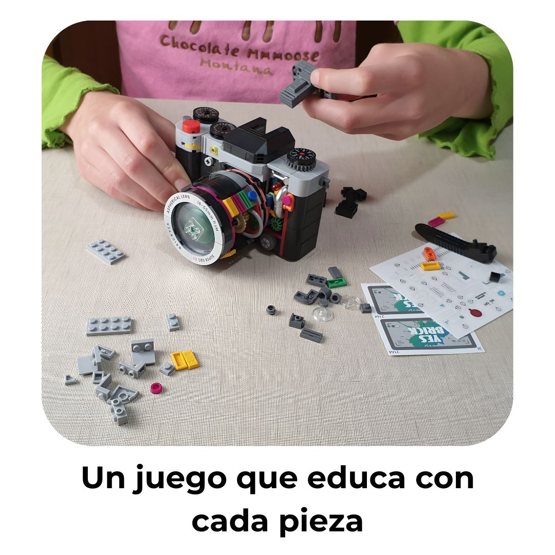Niña montando una cámara de bloques, actividad educativa y divertida
