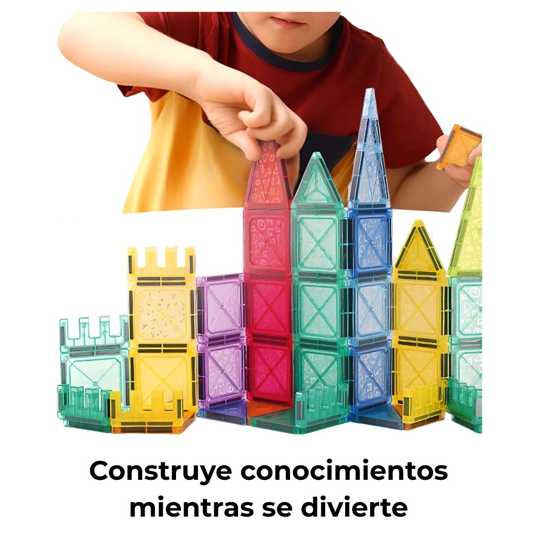 Niño jugando con bloques magnéticos