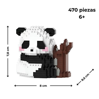 Panda trepando a un árbol en microbloques con medidas 8 × 8,6 × 7,8 cm, 470 piezas y edad recomendada 6+, fondo blanco