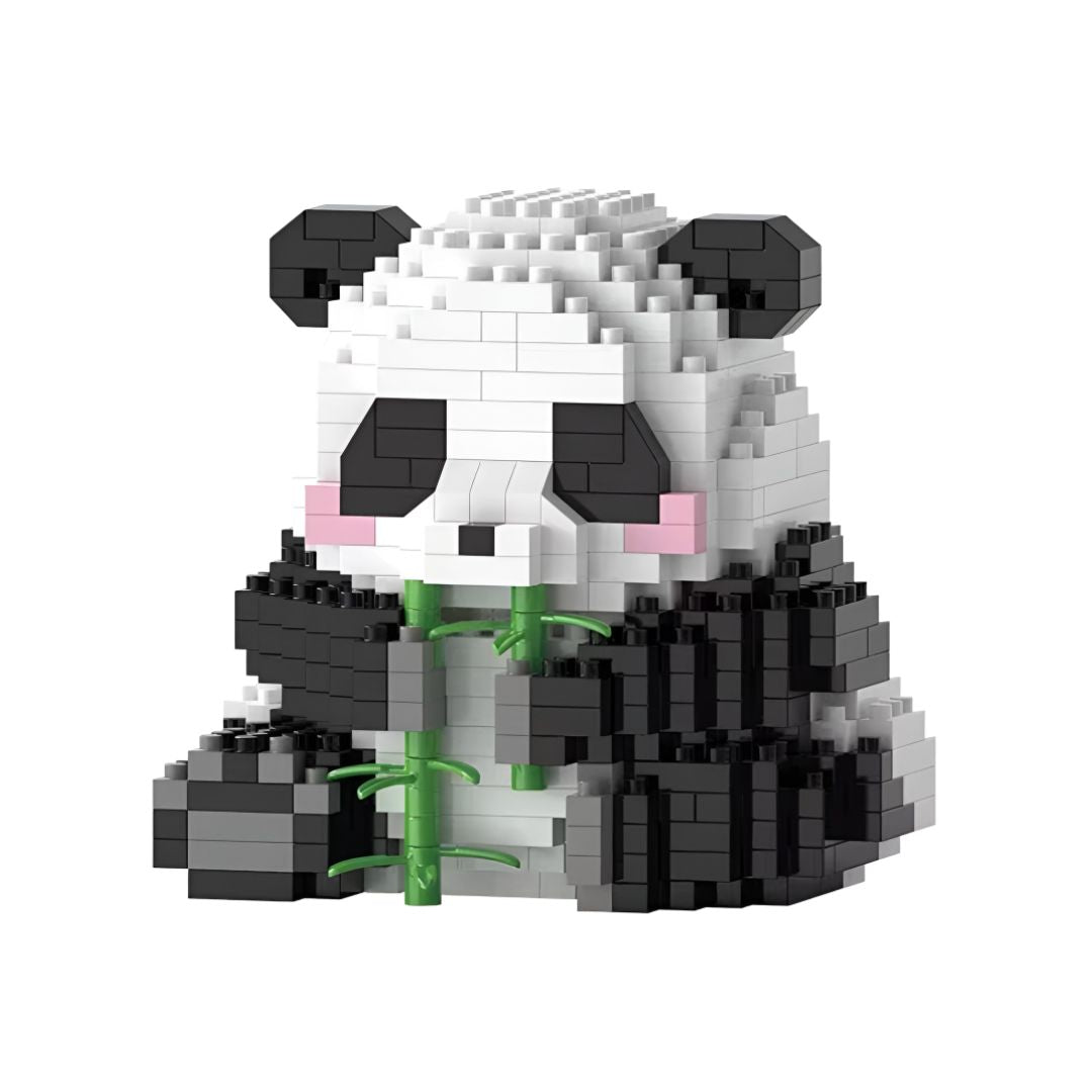 Figura de panda con bambú en microbloques sobre fondo blanco, ideal para regalo y decoración coleccionable