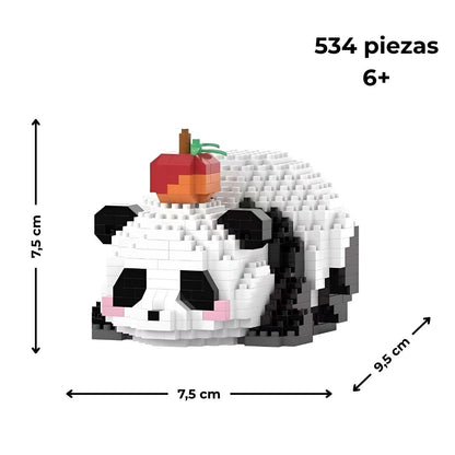 Panda trepando a un árbol en microbloques con medidas 7,5 × 7,5 × 9,5  cm, 534 piezas y edad recomendada 6+, fondo blanco