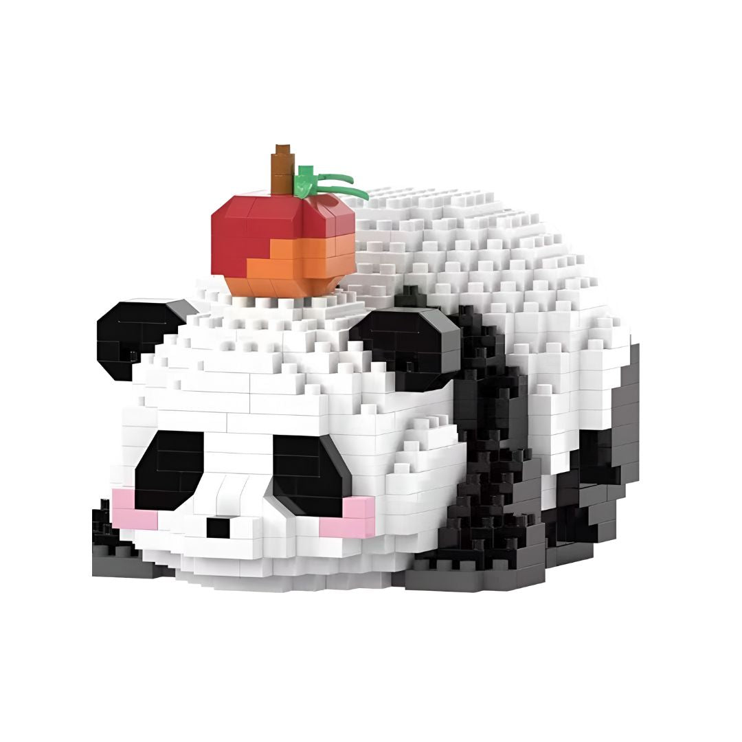 Panda con manzana hecho de microbloques sobre fondo blanco, figura creativa para decoración y regalo original