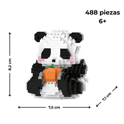 Figura de panda con naranja en microbloques con medidas 7,5 × 7,1 × 8,2 cm, 488 piezas y edad recomendada 6+, fondo blanco