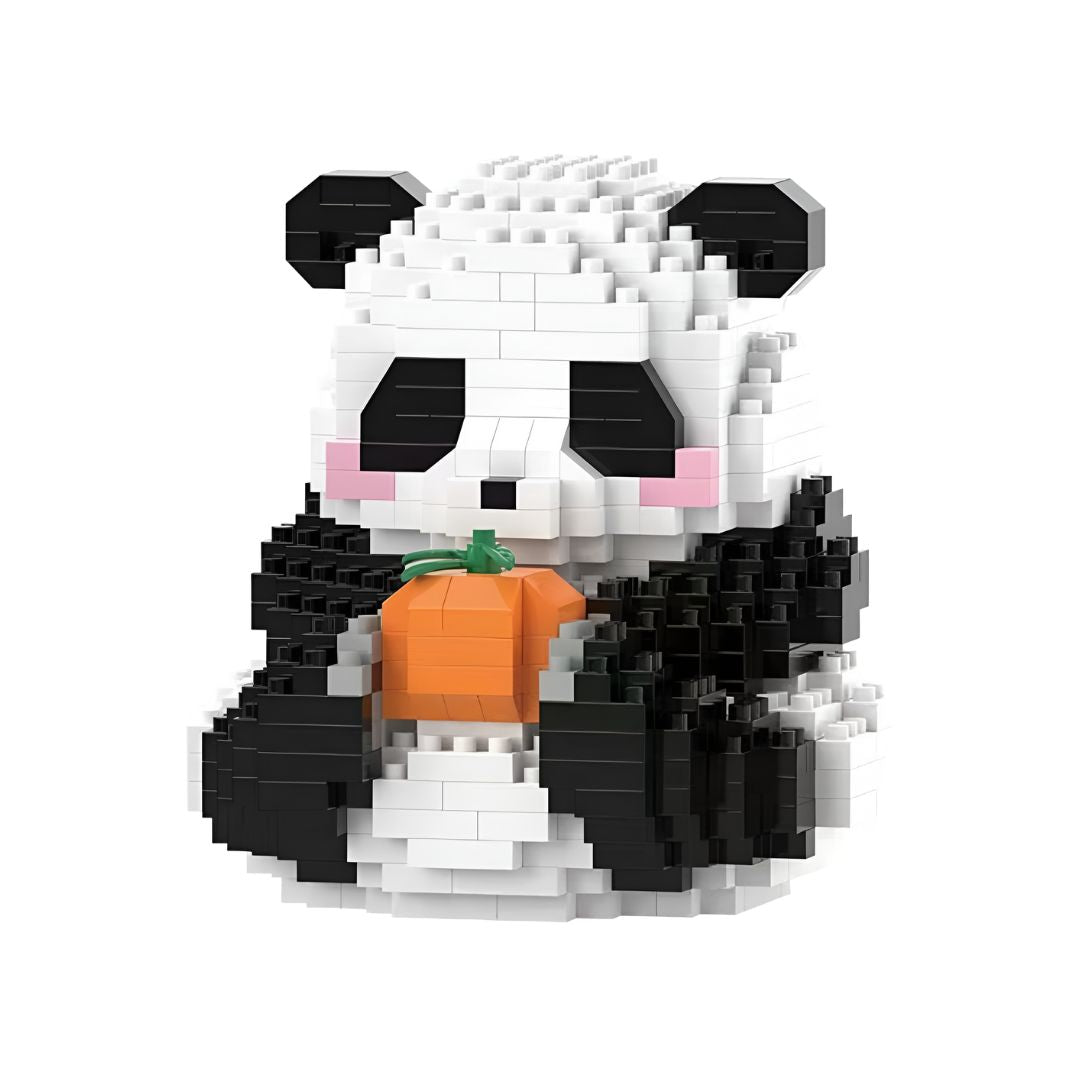 Figura de panda con naranja en microbloques sobre fondo blanco, diseño tierno ideal para regalo y colección