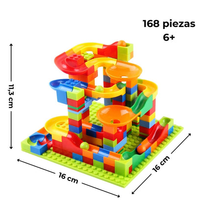 Pista de canicas ensamblada con 168 piezas de bloques coloridos, muestra sus dimensiones y recomendación de edad 6+
