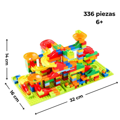 Pista de canicas ensamblada con 336 piezas de bloques coloridos, muestra sus dimensiones y recomendación de edad 6+