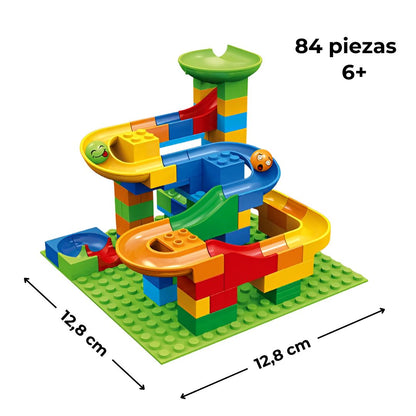 Pista de canicas ensamblada con 84 piezas de bloques coloridos, muestra sus dimensiones y recomendación de edad 6+