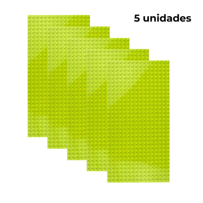 Pack de 5 placas base verde claro de construcción, tamaño 16x32 puntos, compatibles con bloques tipo Lego – ideal para ampliar superficies de juego o proyectos.