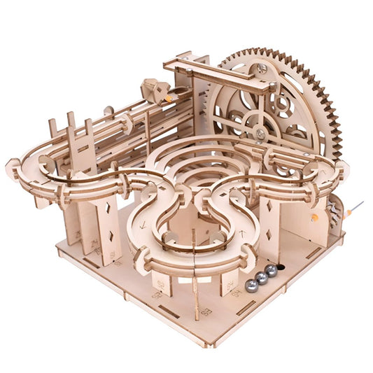 Puzzle 3D de madera modelo M con mecanismo de canicas sobre fondo blanco