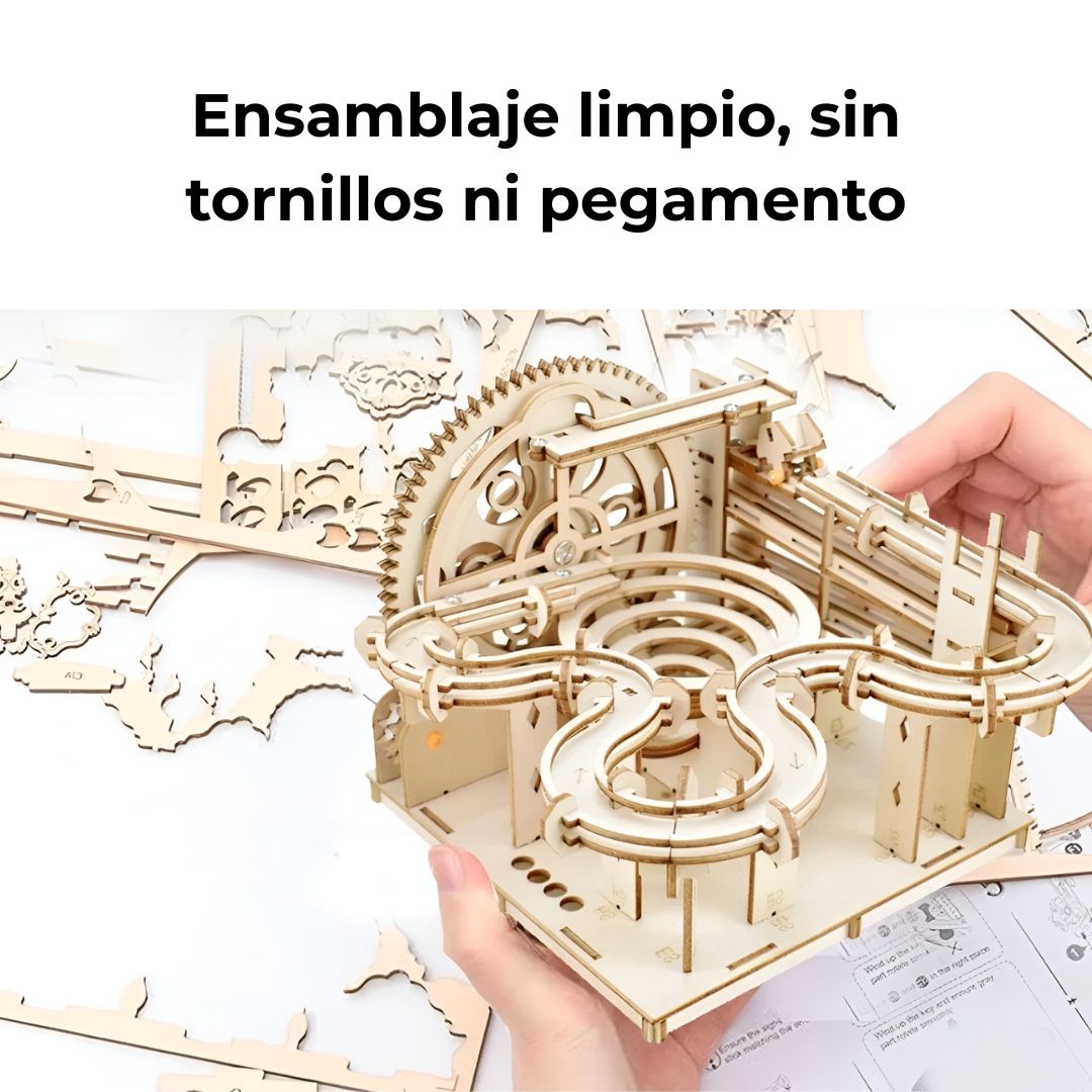 Puzzle de madera 3D sujetado con dos manos, con piezas sueltas e instrucciones al fondo, ensamblaje limpio sin tornillos ni pegamento