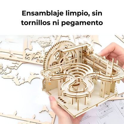 Puzzle de madera 3D sujetado con dos manos, con piezas sueltas e instrucciones al fondo, ensamblaje limpio sin tornillos ni pegamento