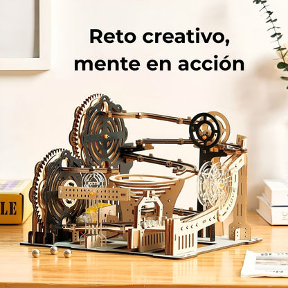 Puzzle 3D de madera con recorrido de canicas sobre mesa — reto creativo y educativo, kit de ensamblaje y corte láser.
