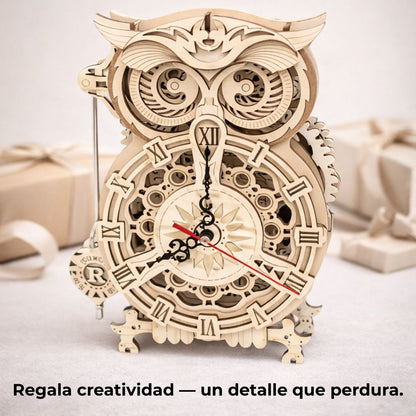 Reloj búho rodeado de cajas de regalo; idea de regalo creativo para amantes del DIY, modelos de madera y decoración artesanal