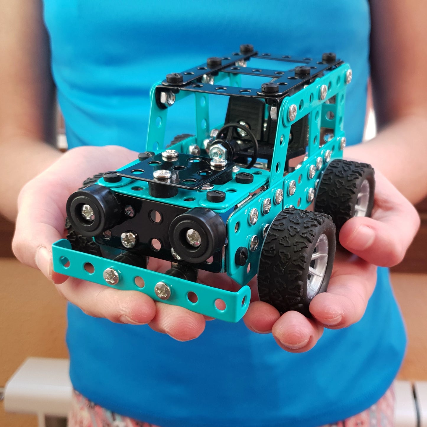 Kit de construcción metálico 3D | Jeep todoterreno STEM — modelo de ingeniería azul